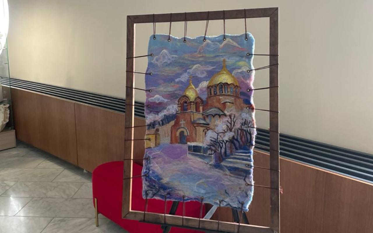 ФОТО к новости: Дневник ПедСибири: «Неслучайные образы». В театре «Глобус» открылась выставка творческих работ студентов и преподавателей НГПУ