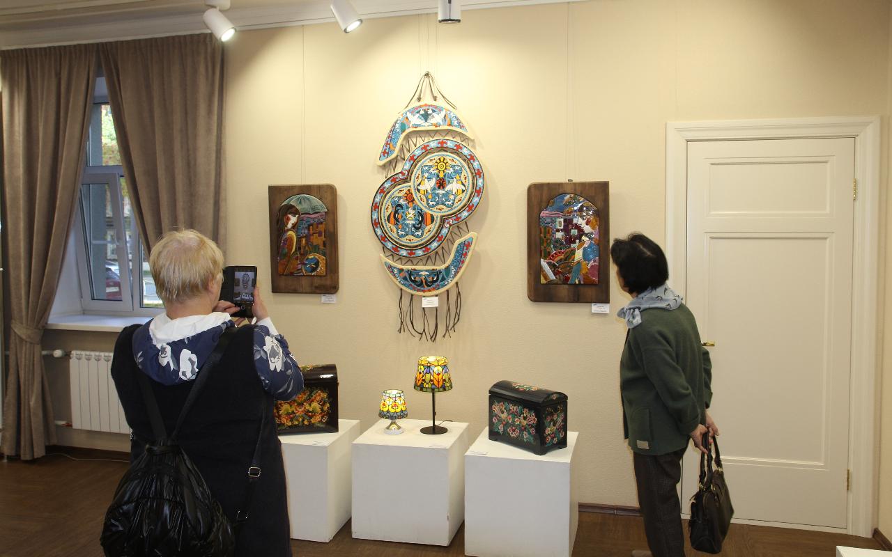 ФОТО к новости: Лучи творческого солнца: в Новосибирске открылась выставка к 30-летию кафедры  ДПИ НГПУ 