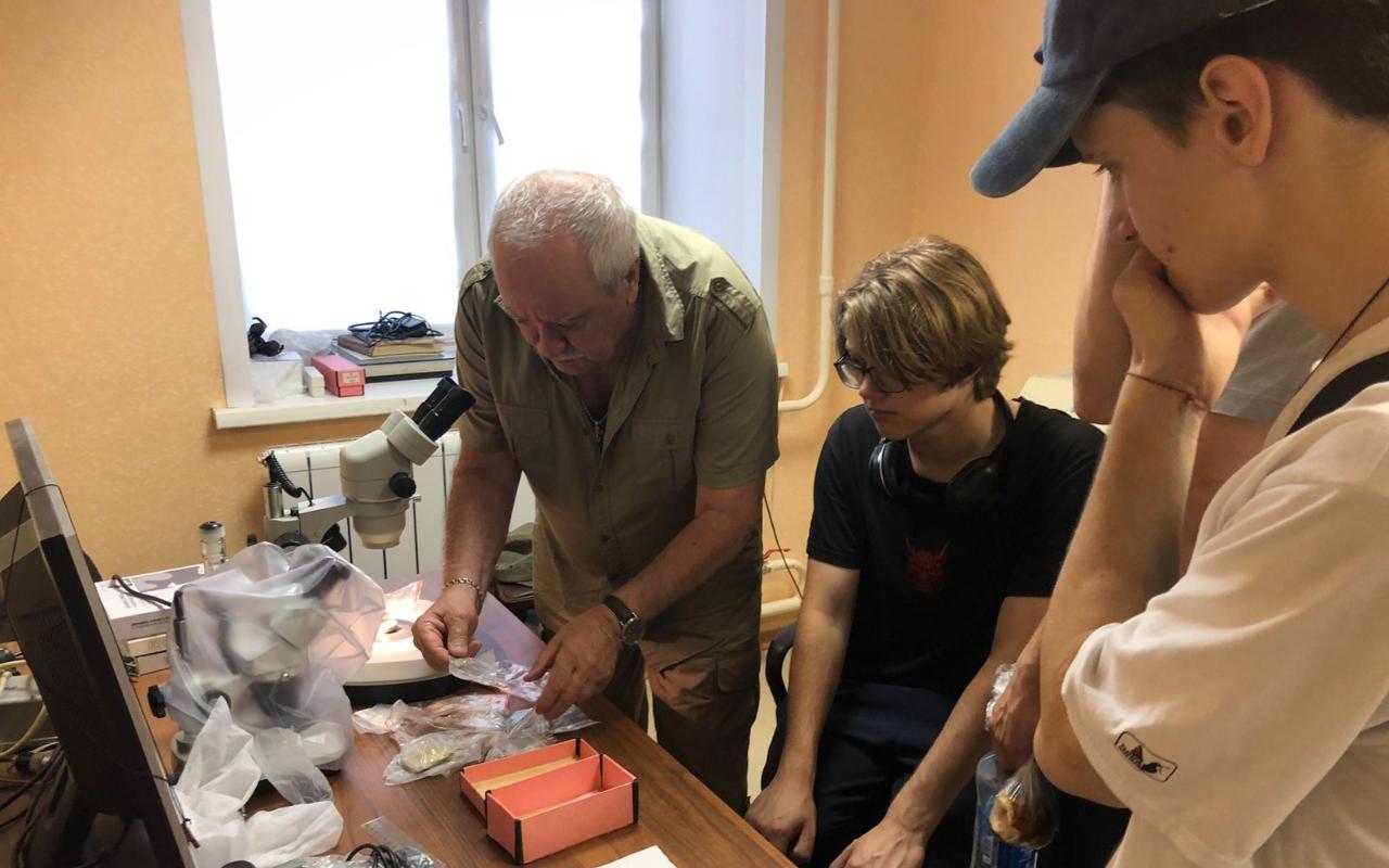 ФОТО к новости: Занимательная трасология и тайны Казымского острога: как проходят практику студенты ИИГСО
