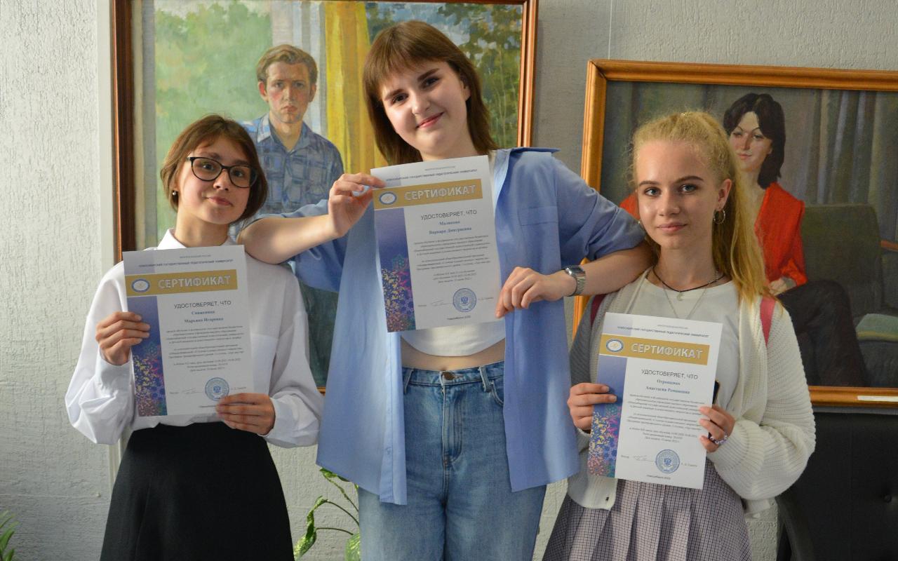 ФОТО к новости: Выпускникам ДАХТиД НГПУ вручили сертификаты об окончании обучения