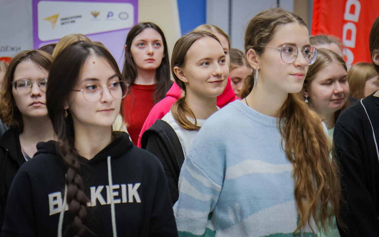 ФОТО к новости: В НГПУ состоялась торжественная церемония поднятия Государственного флага Российской Федерации