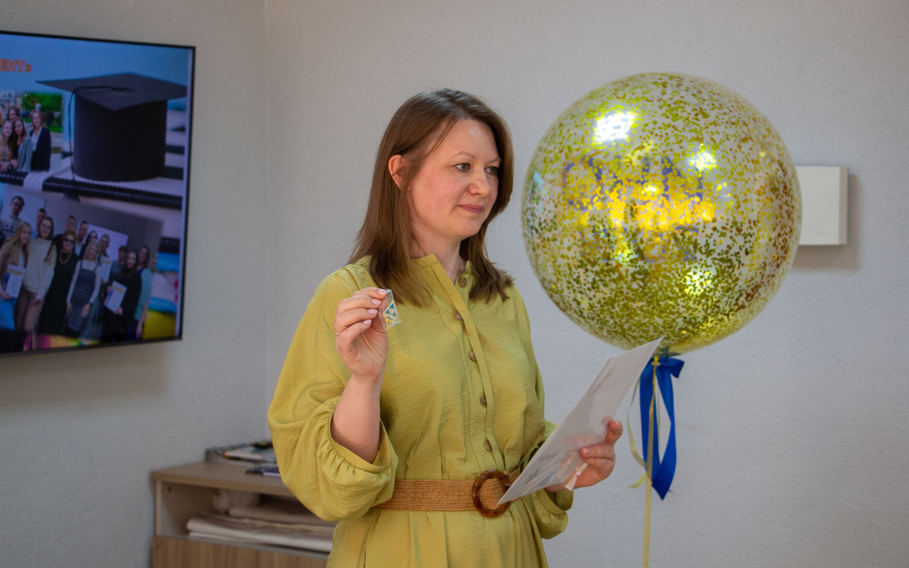 ФОТО к новости: От научных достижений до высших наград: в ИНО НГПУ состоялось вручение дипломов выпускникам