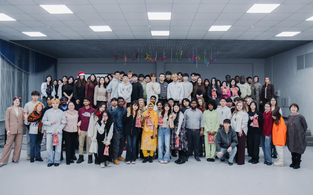 ФОТО к новости: Новый год без границ: как иностранные студенты ИФиМ НГПУ знакомились с русскими традициями