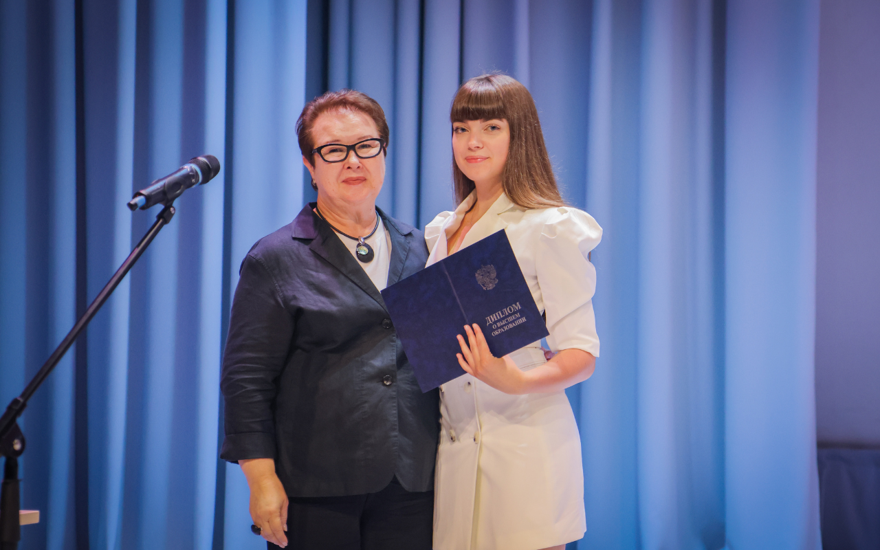 ФОТО к новости: «Слово — наша профессия»: в ИФиМ НГПУ вручили дипломы 167 бакалаврам и магистрам