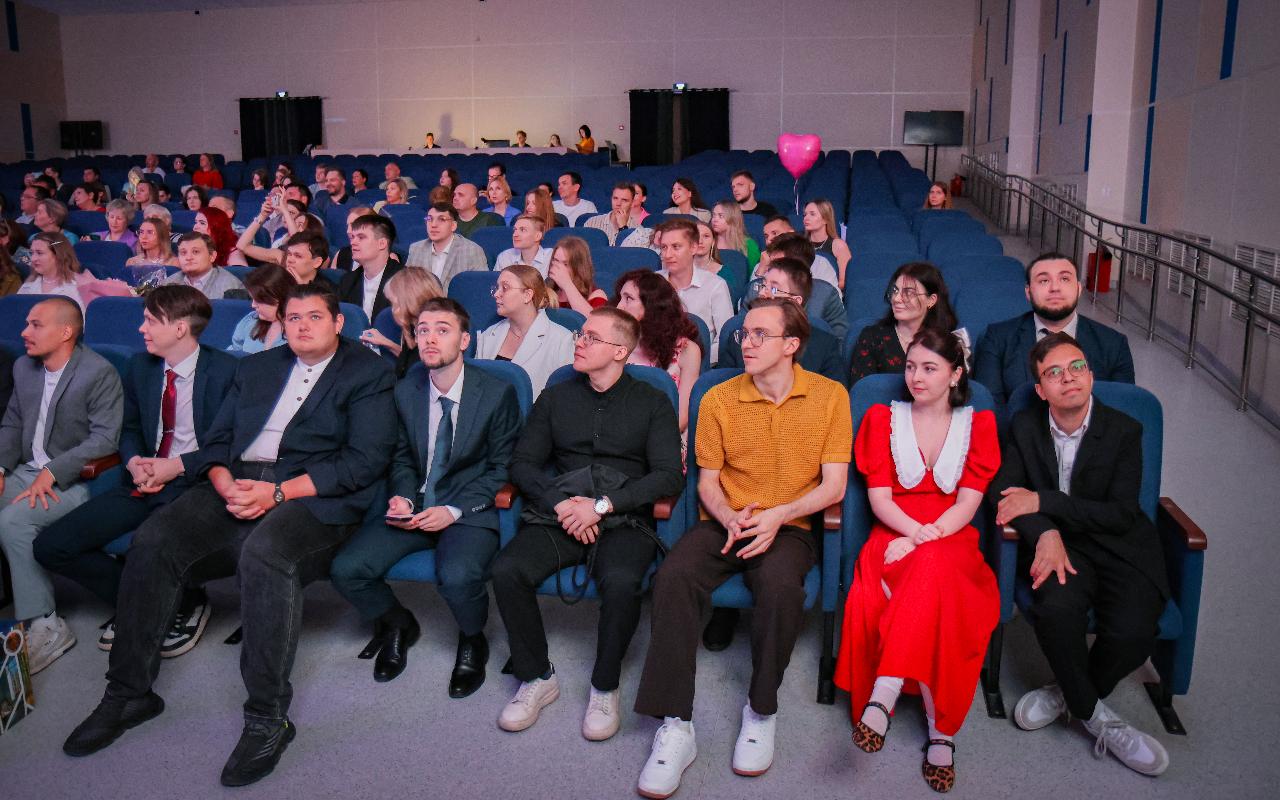 ФОТО к новости: «Вы — будущее России»: в НГПУ состоялось вручение дипломов выпускникам Института истории, гуманитарного и социального образования