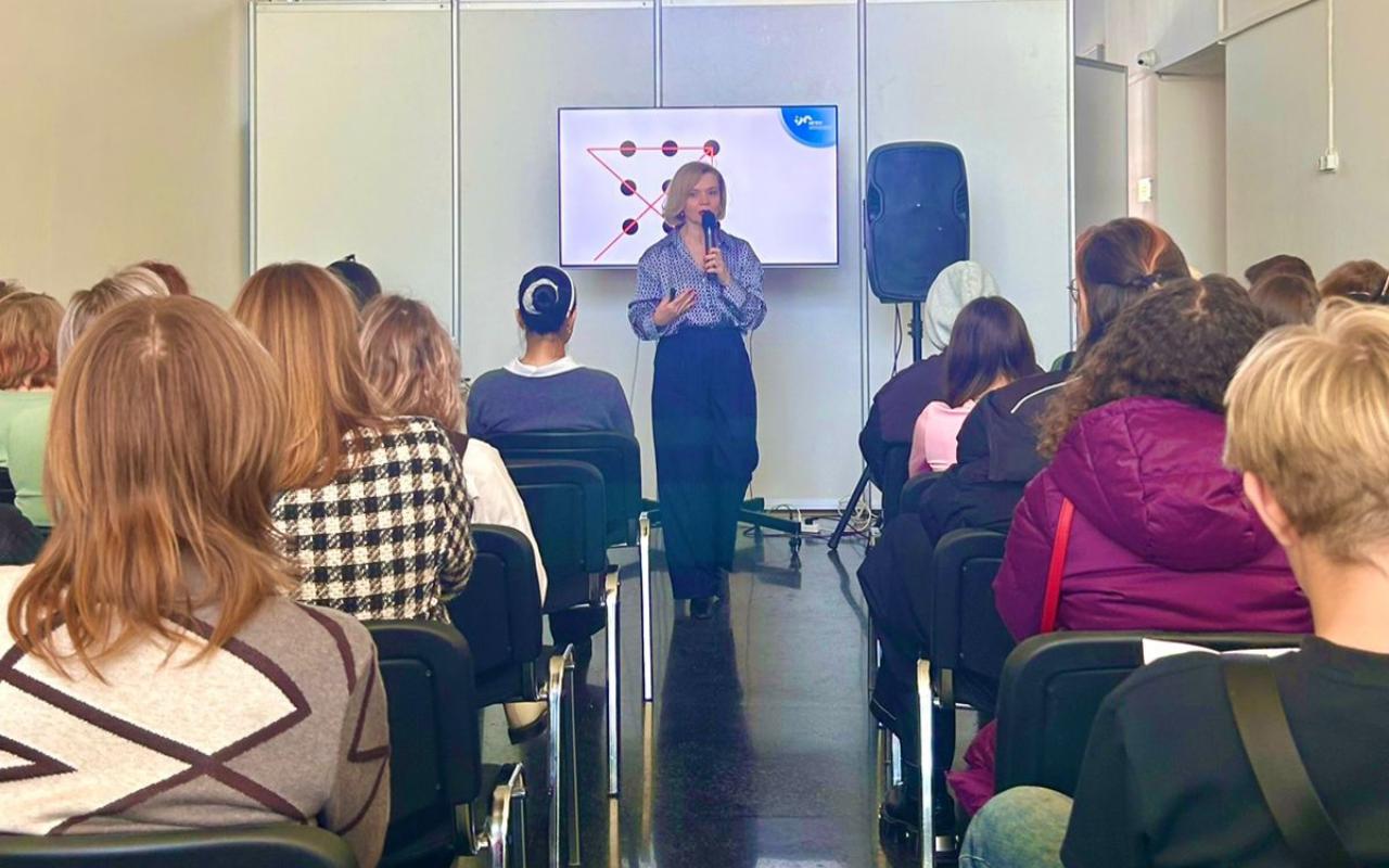 ФОТО к новости: «Я — креативный. Но куда поступать?»: старшеклассникам рассказали про обучение в ИМиСК НГПУ  