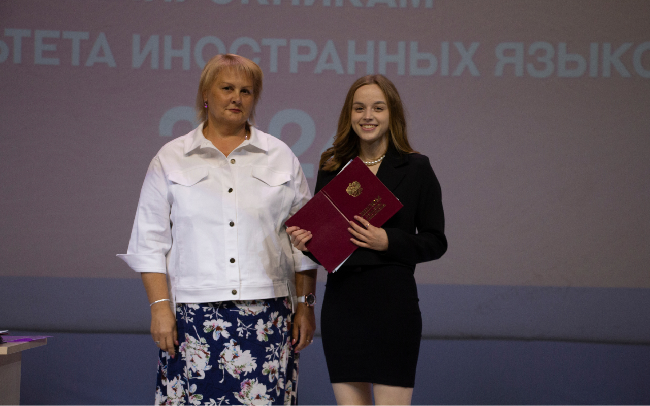 ФОТО к новости: Начало большого пути: в НГПУ вручены дипломы выпускникам факультета иностранных языков
