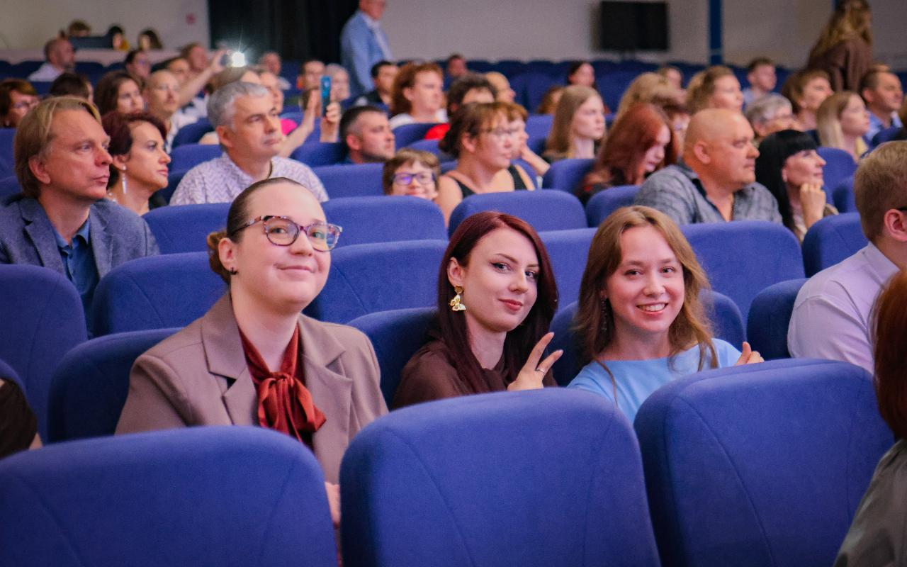 ФОТО к новости: «Вы — будущее России»: в НГПУ состоялось вручение дипломов выпускникам Института истории, гуманитарного и социального образования