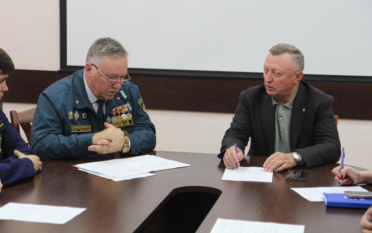 ФОТО к новости: Спасать людей по зову сердца: и.о. ректора НГПУ встретился с представителями отряда «SALUS»