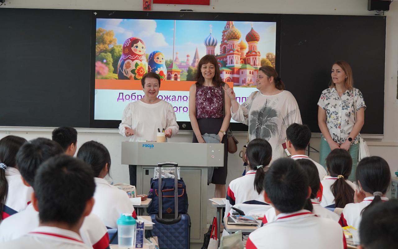 ФОТО к новости: Поддержка будущих поступающих: делегация НГПУ посетила школу иностранных языков в Китае в преддверии гаокао