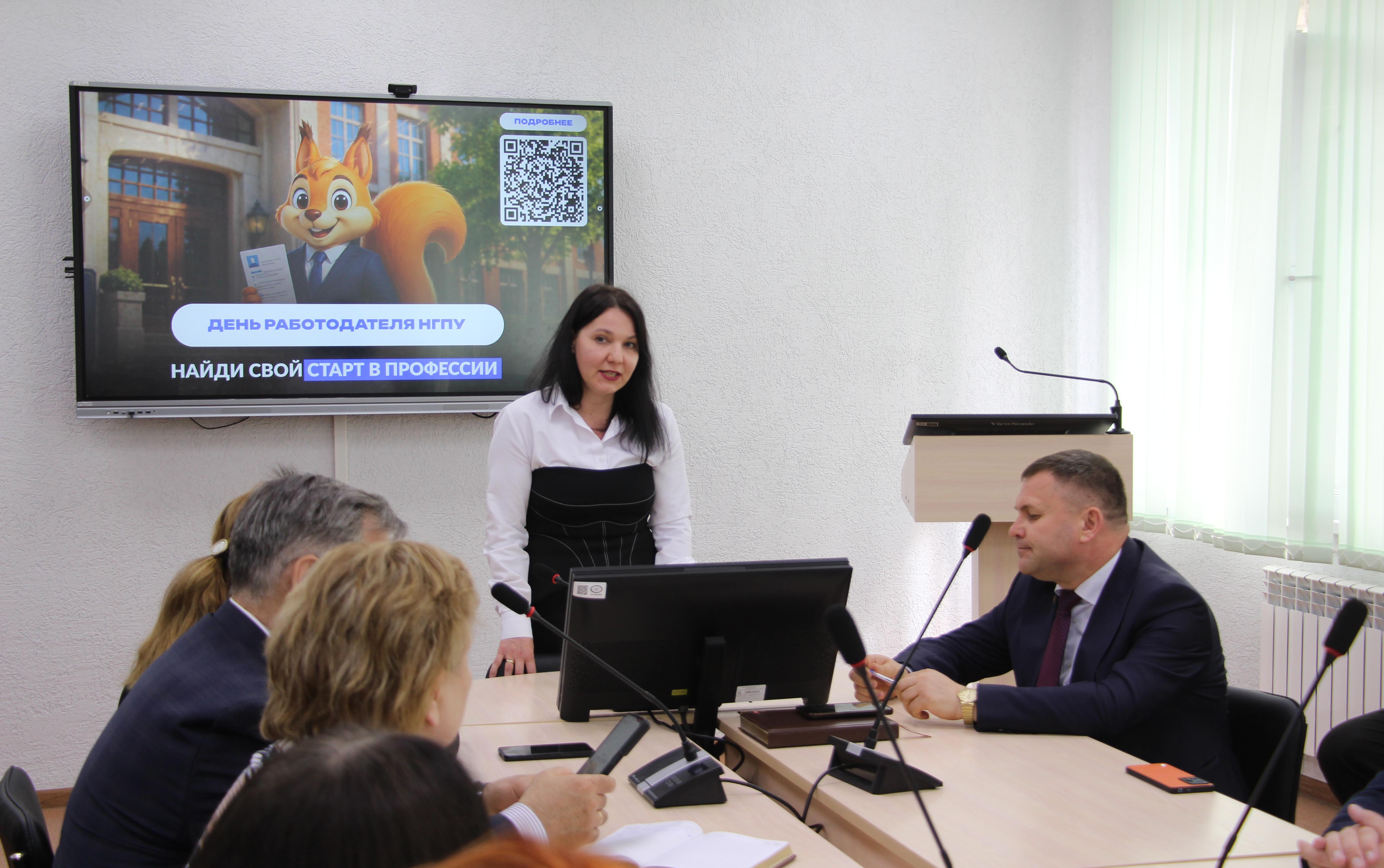 ФОТО к новости: Работодатели и будущие учителя встретились в НГПУ на Дне работодателя