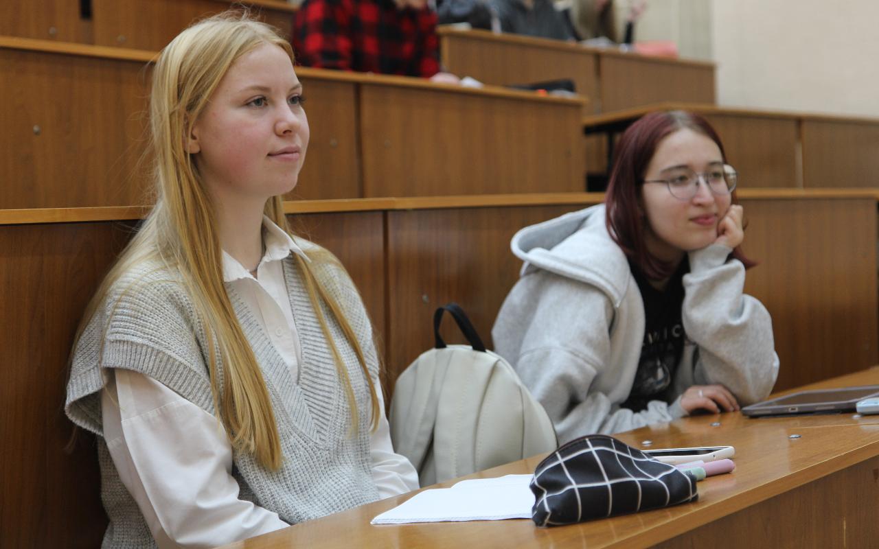 ФОТО к новости: И песни, и игры: студенты НГПУ погружаются в тонкости вожатской профессии