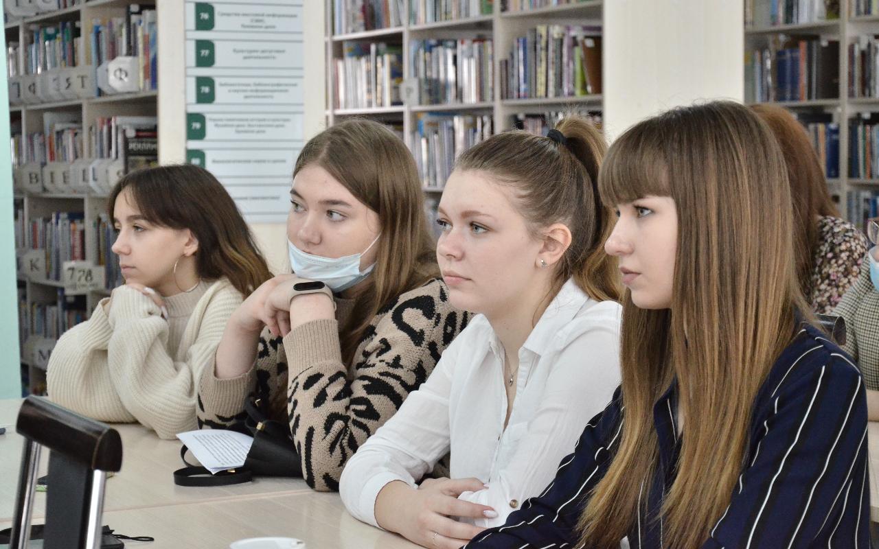 ФОТО к новости: Александр Карелин на встрече со студентами НГПУ