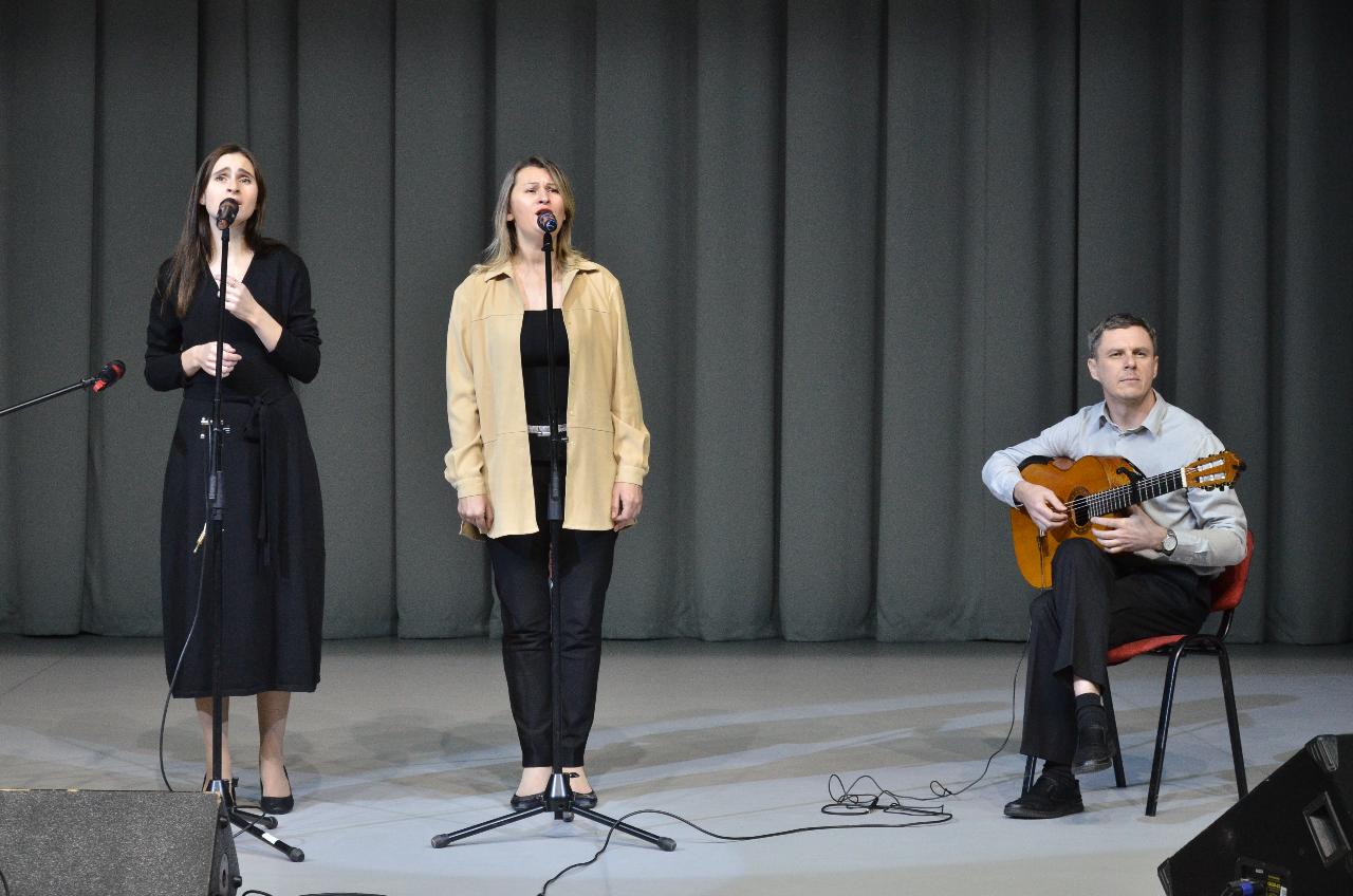 ФОТО к новости: «Непопсовый концерт» НГПУ: Международный день студента прошел в ритме бардовской песни 