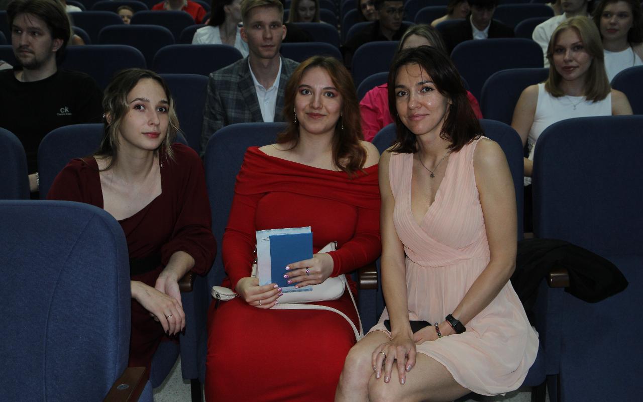 ФОТО к новости: Выпускница ИМиСК НГПУ стала мамой за неделю до вручения диплома