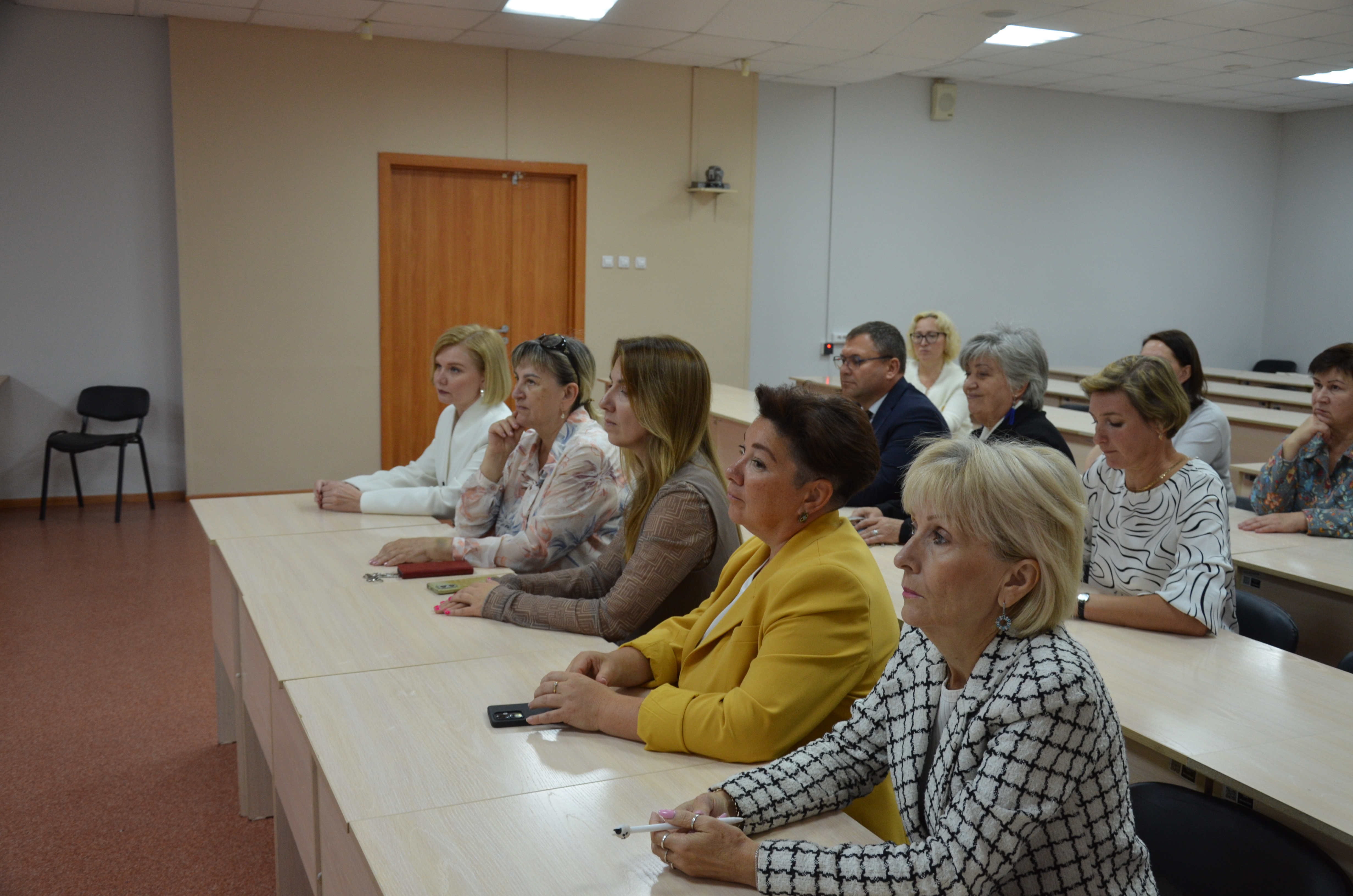 ФОТО к новости: Коллективам ИМиСК НГПУ и университетской библиотеки представили новых директоров