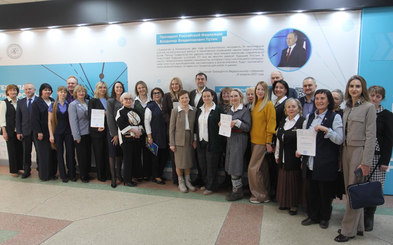 ФОТО к новости: Руководители 12 образовательных учреждений получили в НГПУ сертификаты базовых площадок по апробации и внедрению результатов исследований по темам Минпросвещения России  в 2026 году.