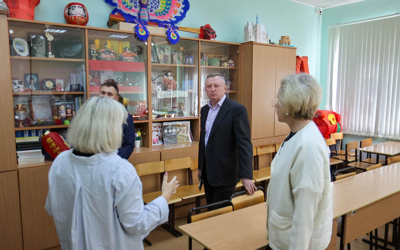 ФОТО к новости: В школе каждый день не похож на предыдущий: и. о. ректора НГПУ Сергей Нелюбов пообщался с будущими историками