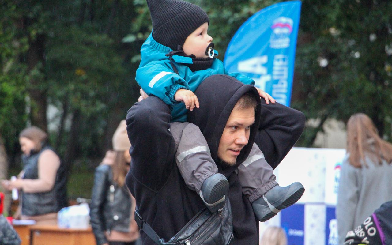 ФОТО к новости: На площади НГПУ отметили «День соседей»