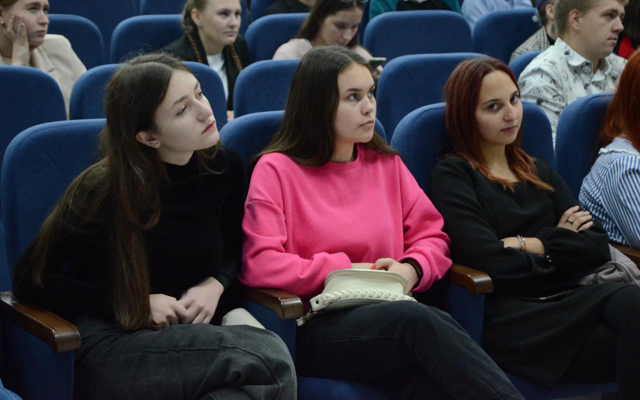 ФОТО к новости: Алексей Чадов: «Педагогика – высшее искусство». В НГПУ открылся форум трека «Знание.Учитель» Российского общества «Знание»