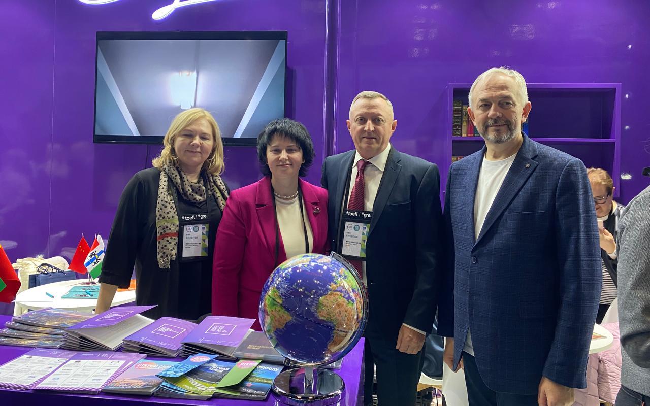 ФОТО к новости: И.о. ректора НГПУ Сергей Нелюбов принимает участие в работе международной образовательной выставки в КНР