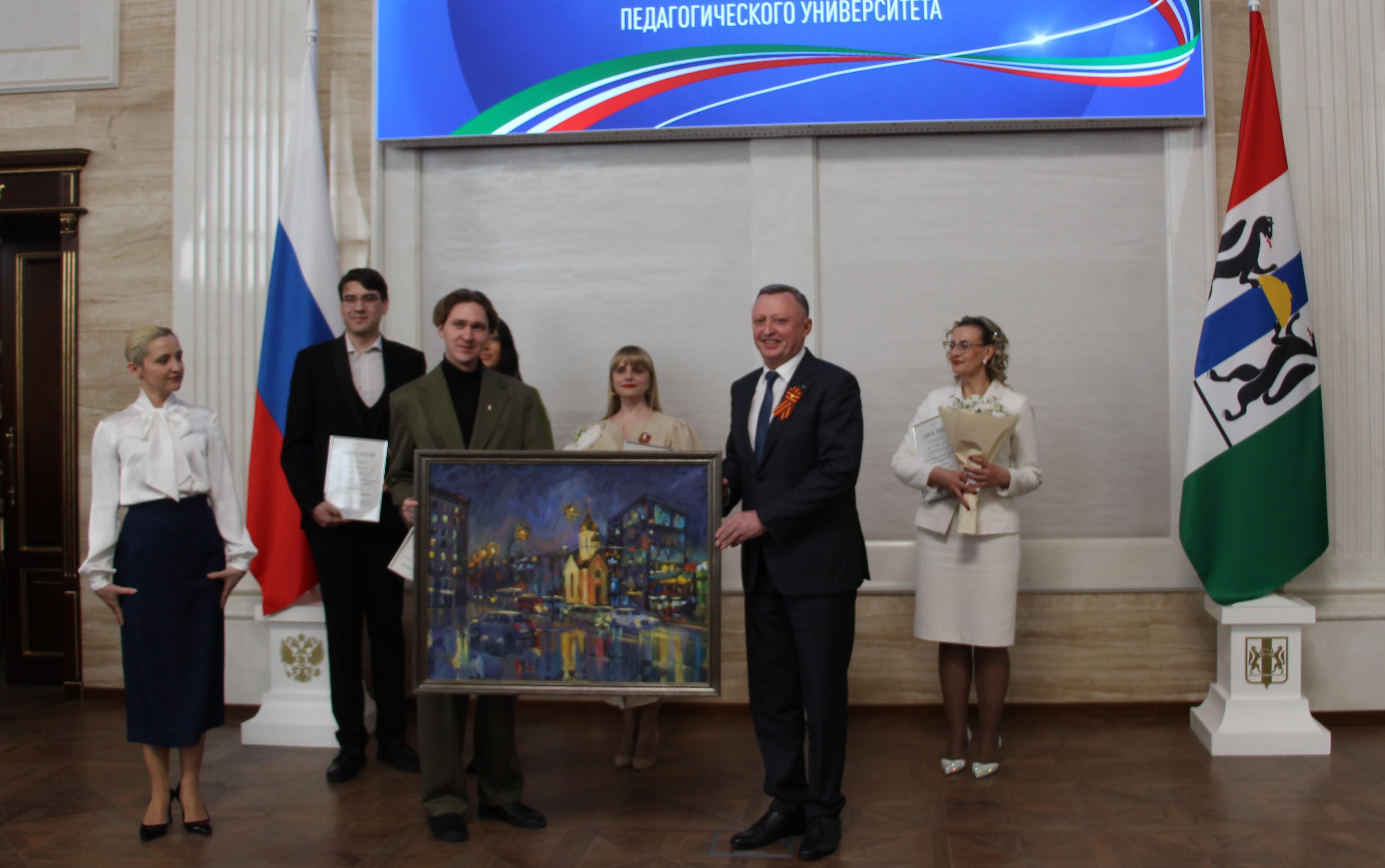 ФОТО к новости: Абсолютным победителем регионального этапа конкурса «Учитель года» стал выпускник ИЕСЭН НГПУ
