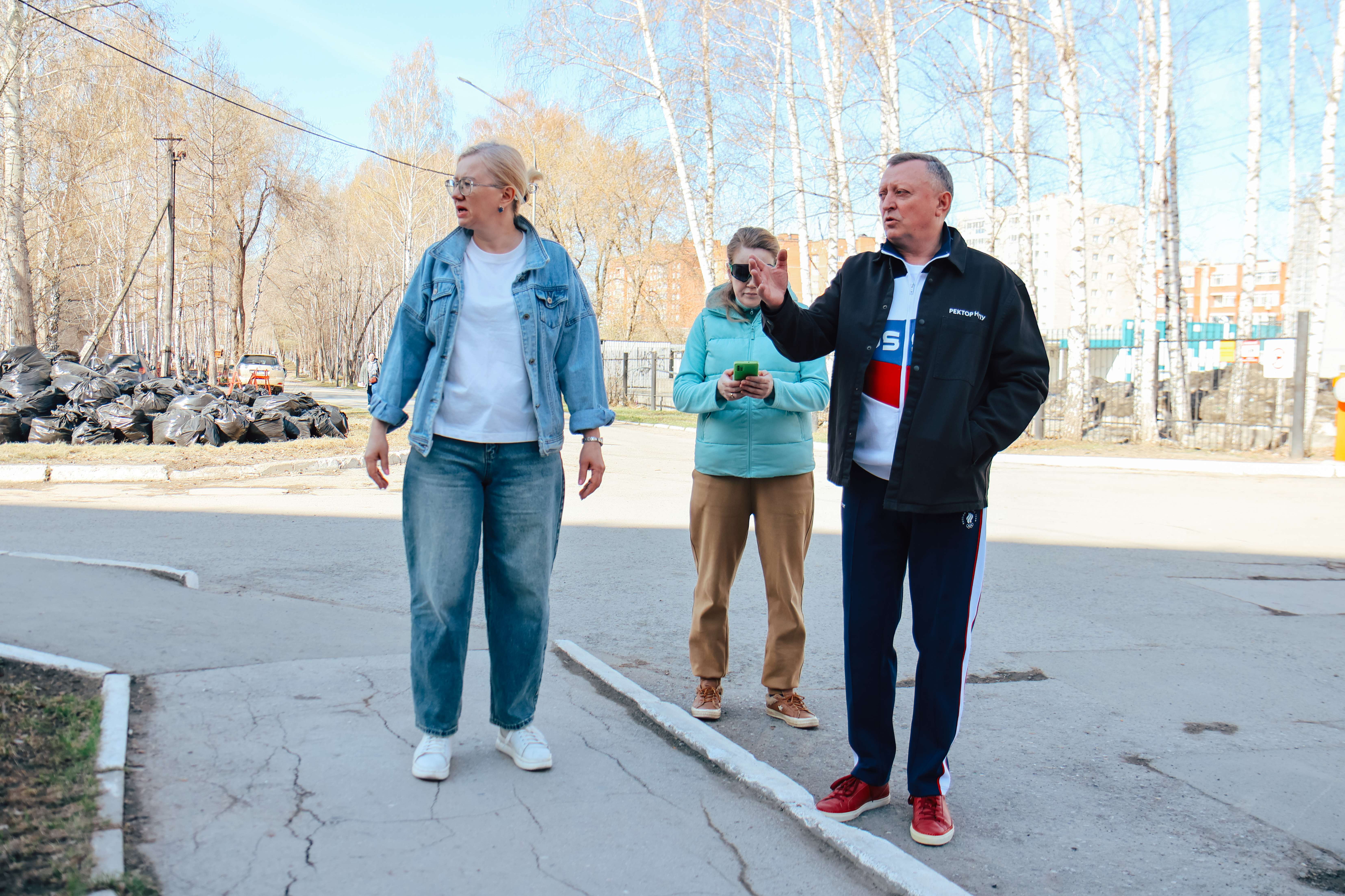 ФОТО к новости: В НГПУ впервые прошел масштабный общеуниверситетский субботник