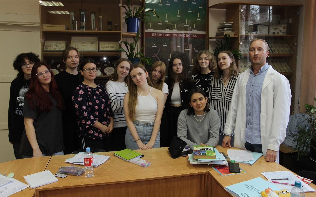 ФОТО к новости: Вулканы и мерзлота: энтомолог из НГПУ занялся изучением фауны муравьёв Якутии и Камчатки