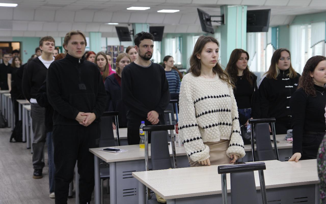 ФОТО к новости: Жизнь во славу Родины: бойцы ОМОНа провели со студентами НГПУ «Разговор о важном»