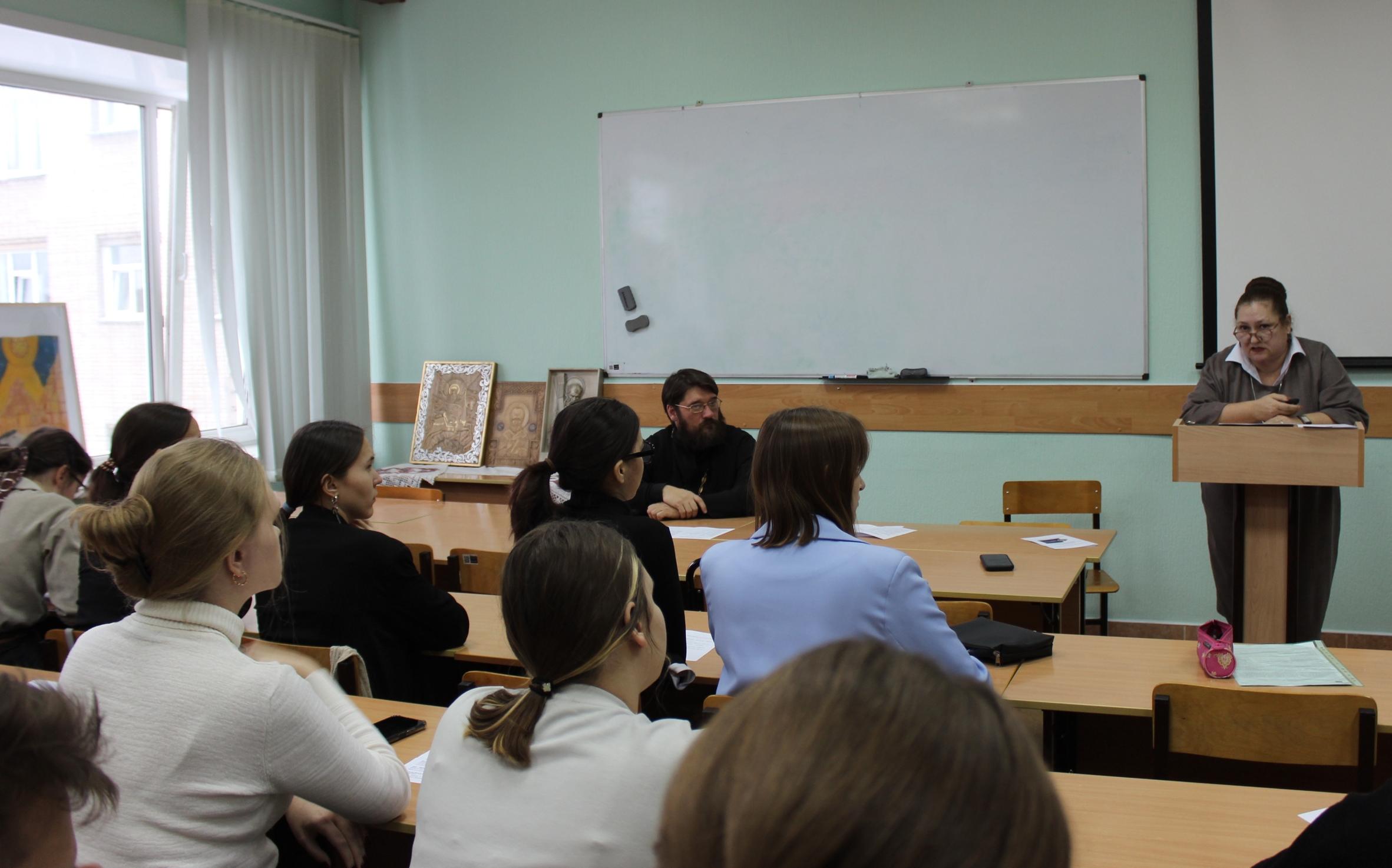 ФОТО к новости: Диалог о роли традиционных ценностей в современном мире состоялся в НГПУ