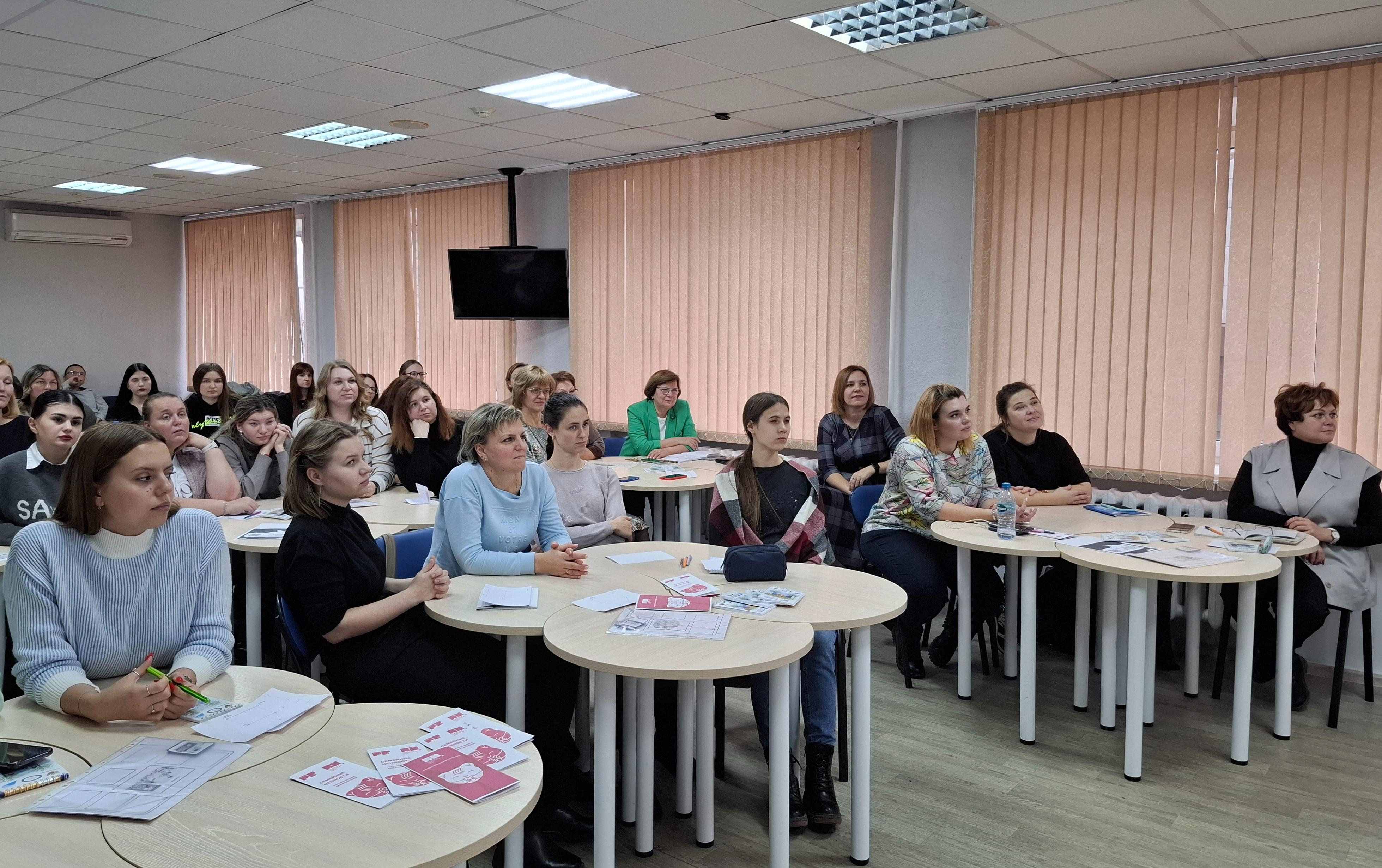 ФОТО к новости: Семейные ценности: родительская гостиная в НГПУ