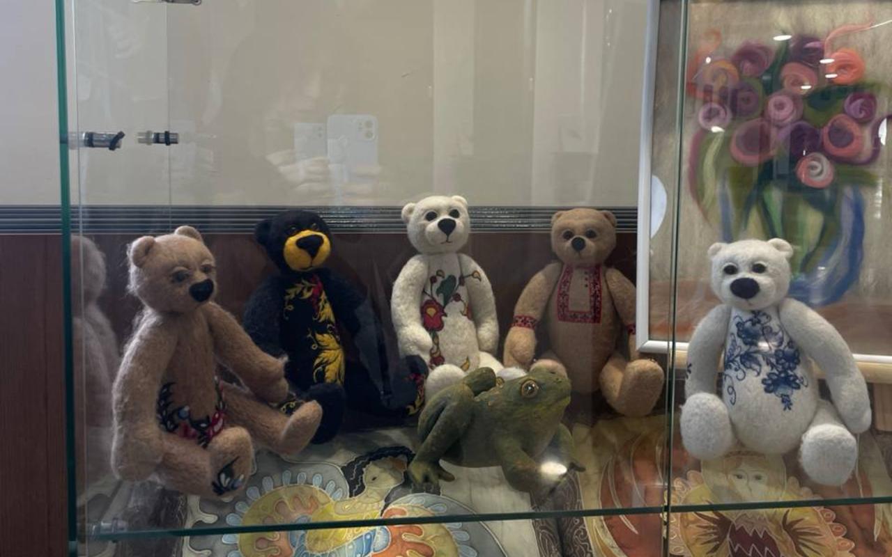 ФОТО к новости: Дневник ПедСибири: «Неслучайные образы». В театре «Глобус» открылась выставка творческих работ студентов и преподавателей НГПУ