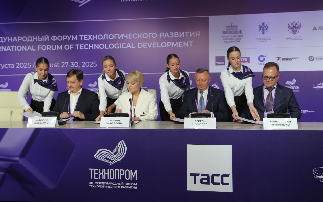 ФОТО к новости: Общий вектор развития: и.о. ректора НГПУ Сергей Нелюбов подписал четырёхстороннее соглашение 