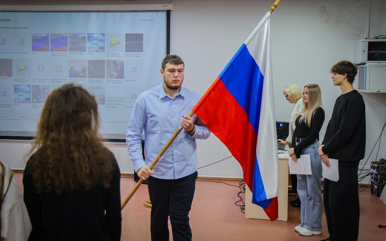 ФОТО к новости: В ИМиСК НГПУ состоялось торжественное поднятие государственного флага Российской Федерации