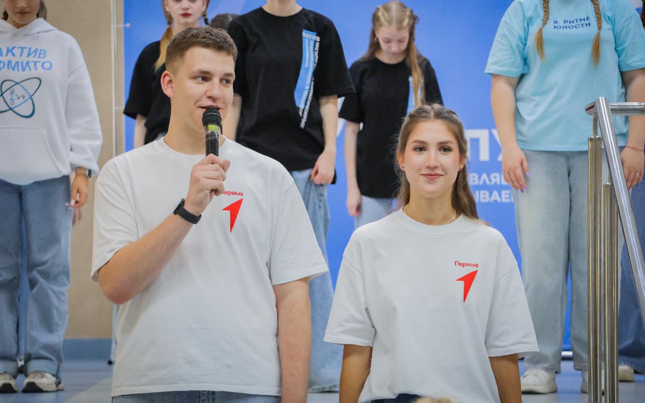 ФОТО к новости: Флешмоб ко Дню учителя в НГПУ