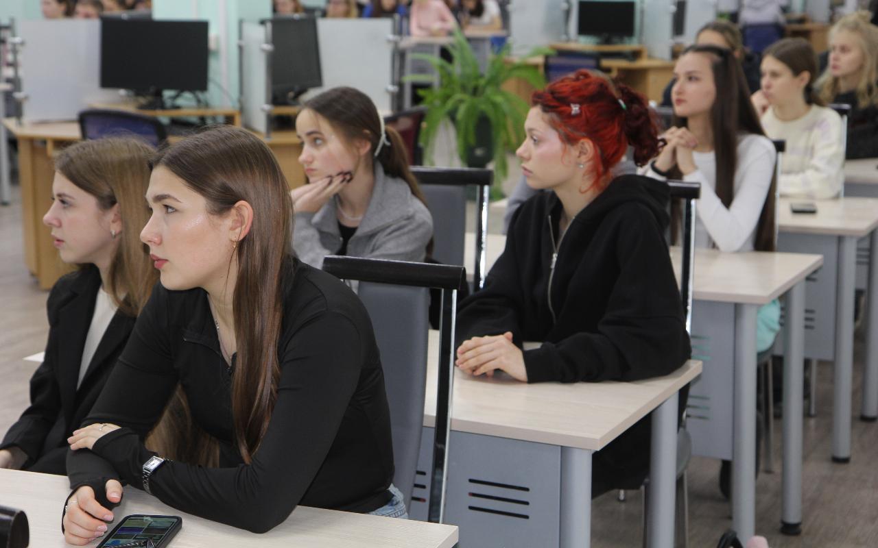 ФОТО к новости: Жизнь во славу Родины: бойцы ОМОНа провели со студентами НГПУ «Разговор о важном»