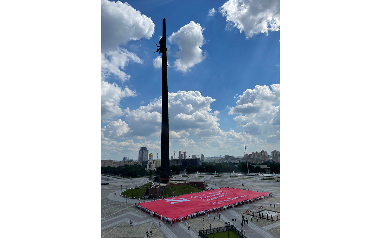 ФОТО к новости: Студентки НГПУ вместе с 1000 волонтерами из 13 стран развернули самое большое Знамя Победы в мире