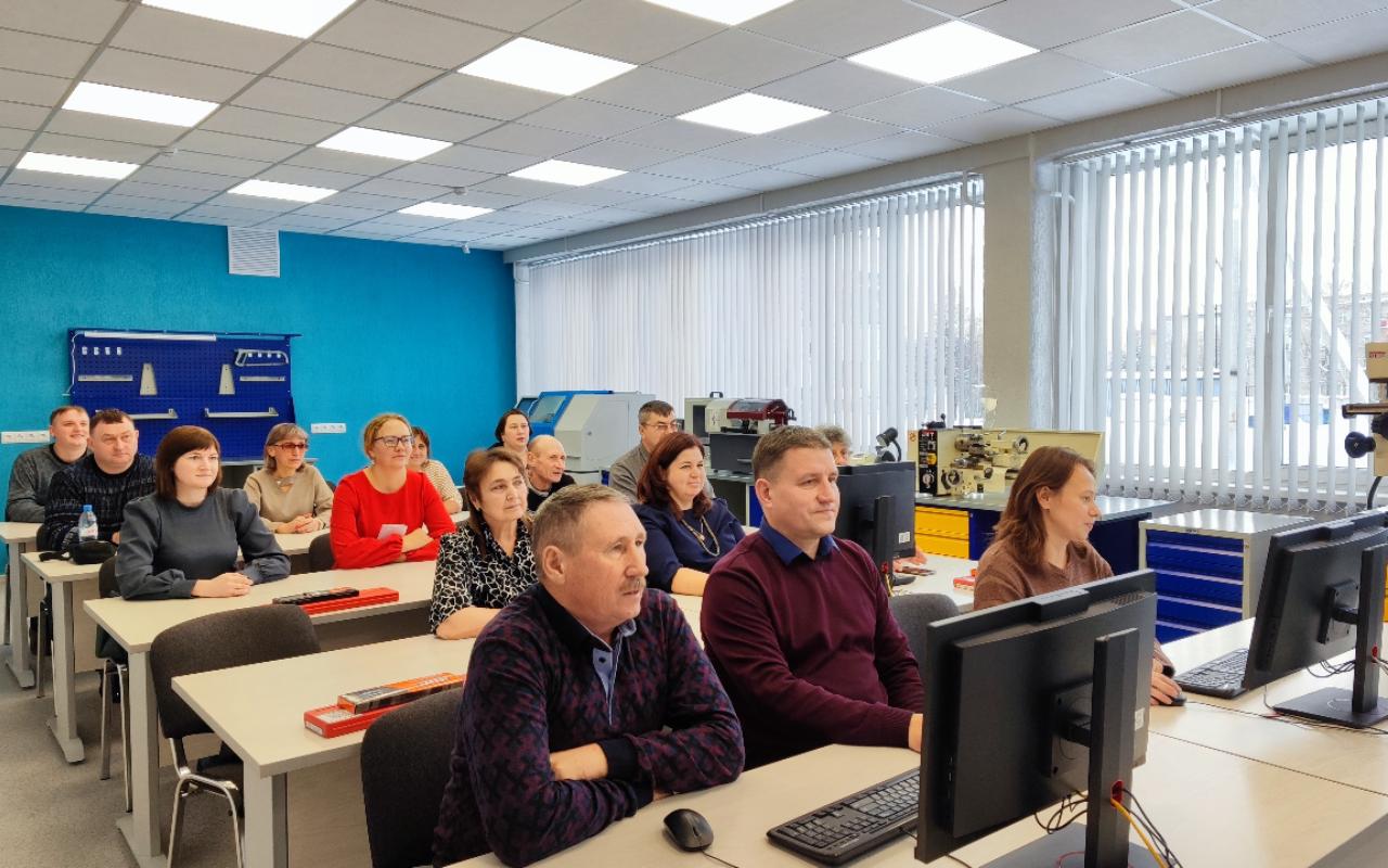 ФОТО к новости: Уроки труда XXI века: в НГПУ создано современное технологическое пространство для педагогов