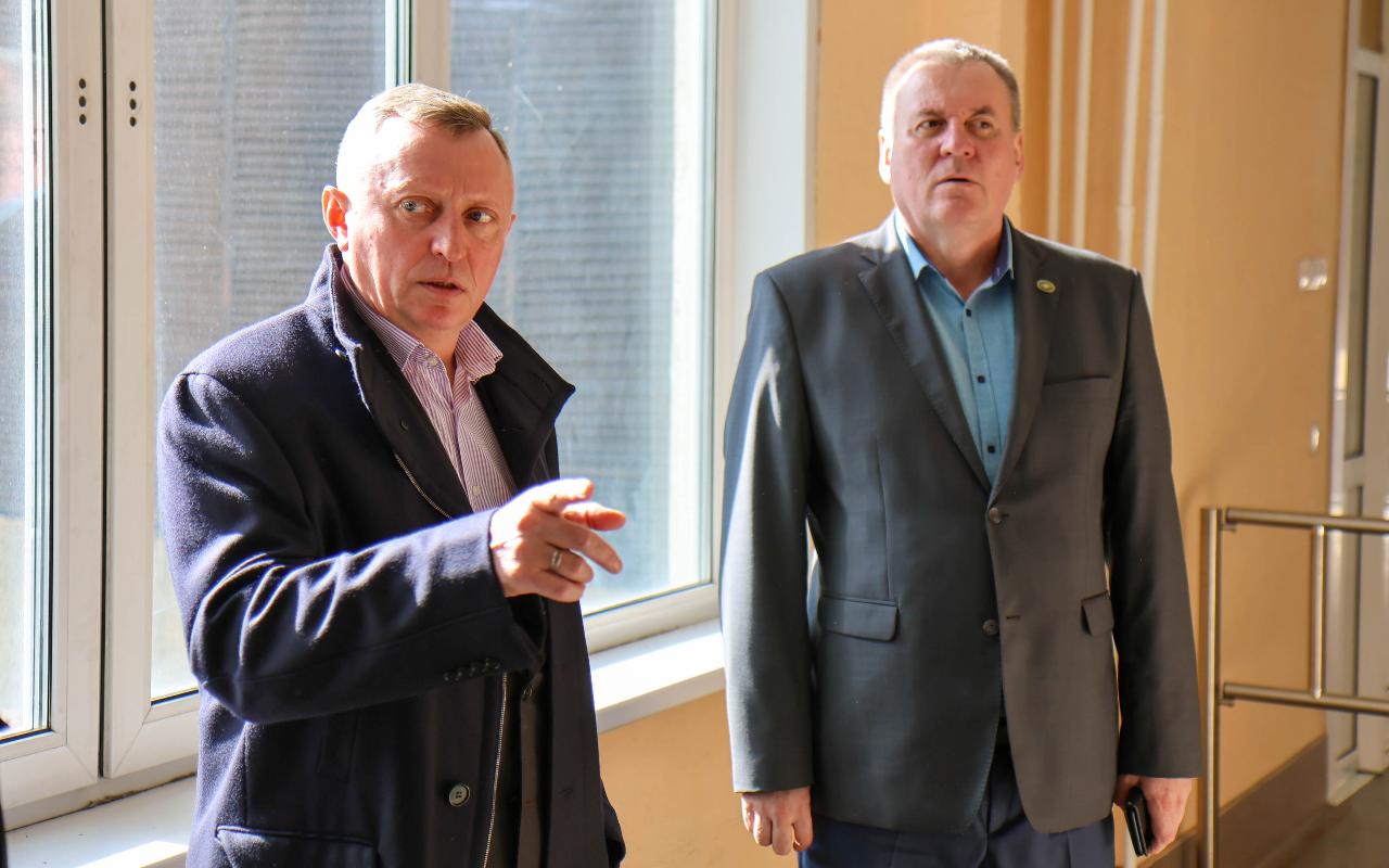 ФОТО к новости: В школе каждый день не похож на предыдущий: и. о. ректора НГПУ Сергей Нелюбов пообщался с будущими историками