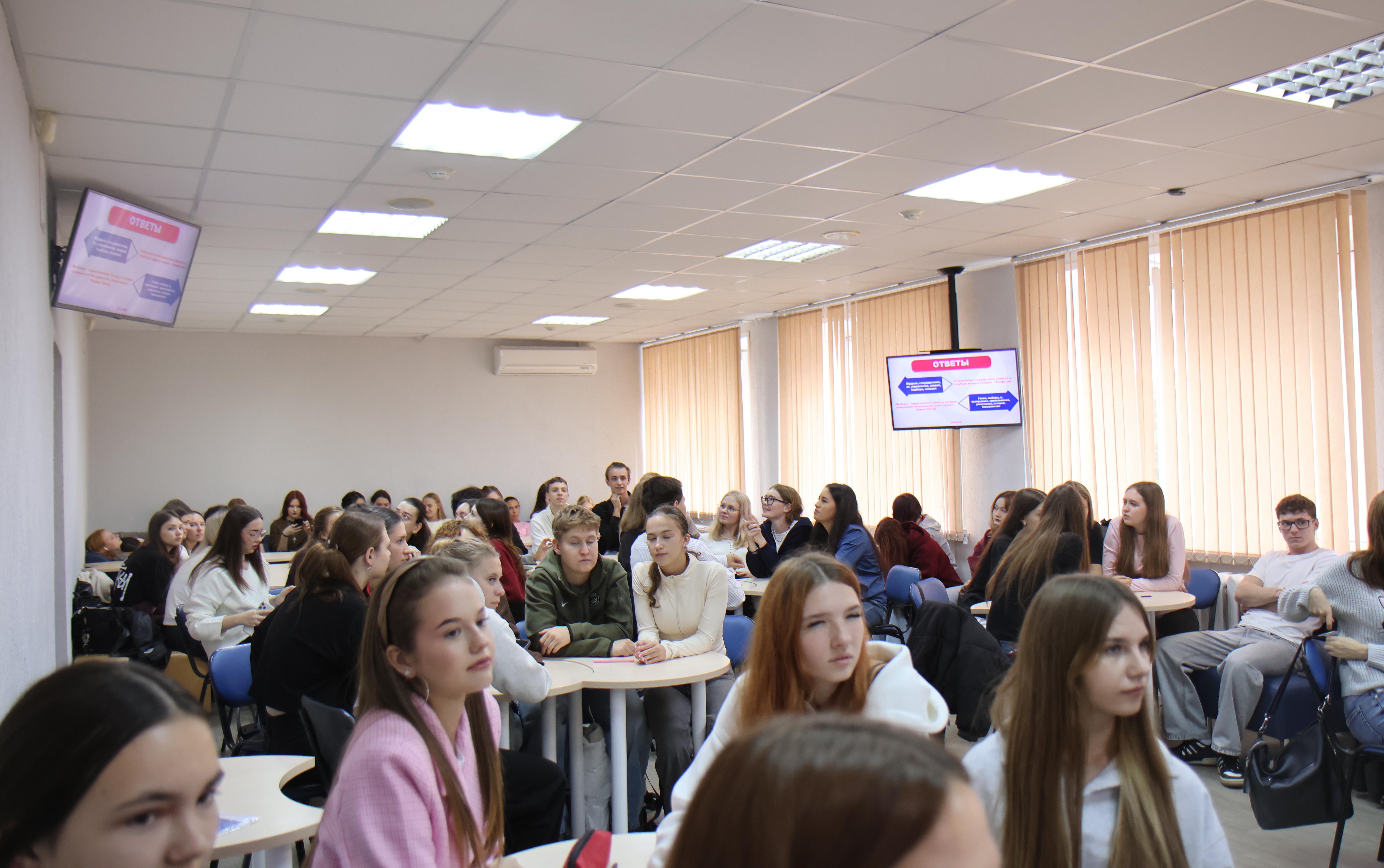 ФОТО к новости: Кто больше всех знает про выборы: студенты НГПУ посоревновались в правовых знаниях