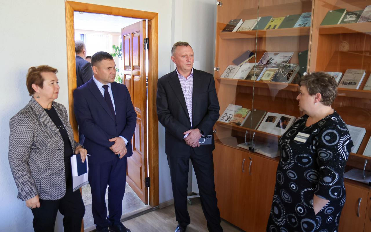 ФОТО к новости: В школе каждый день не похож на предыдущий: и. о. ректора НГПУ Сергей Нелюбов пообщался с будущими историками