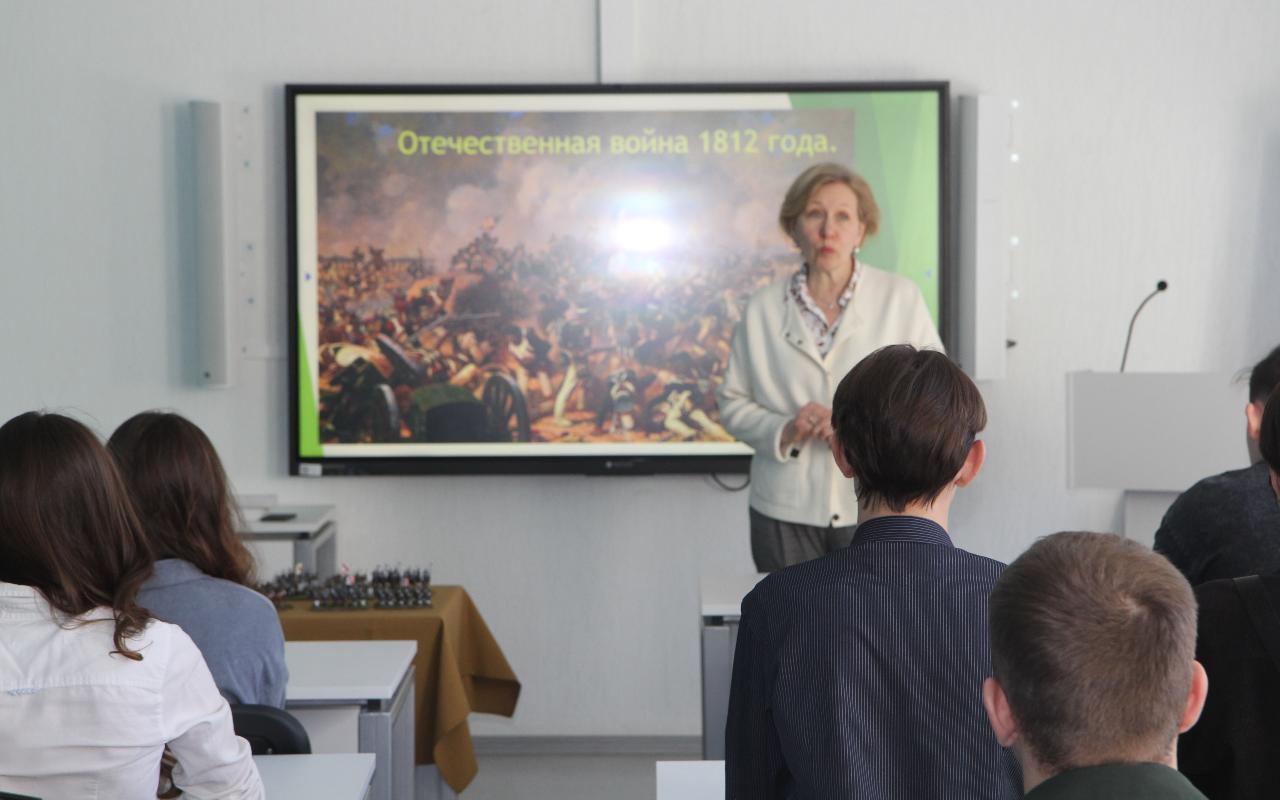 ФОТО к новости: Игрой закрепляем знание истории: для студентов трех вузов в НГПУ провели лекцию и квиз об Отечественной войне 1812 года