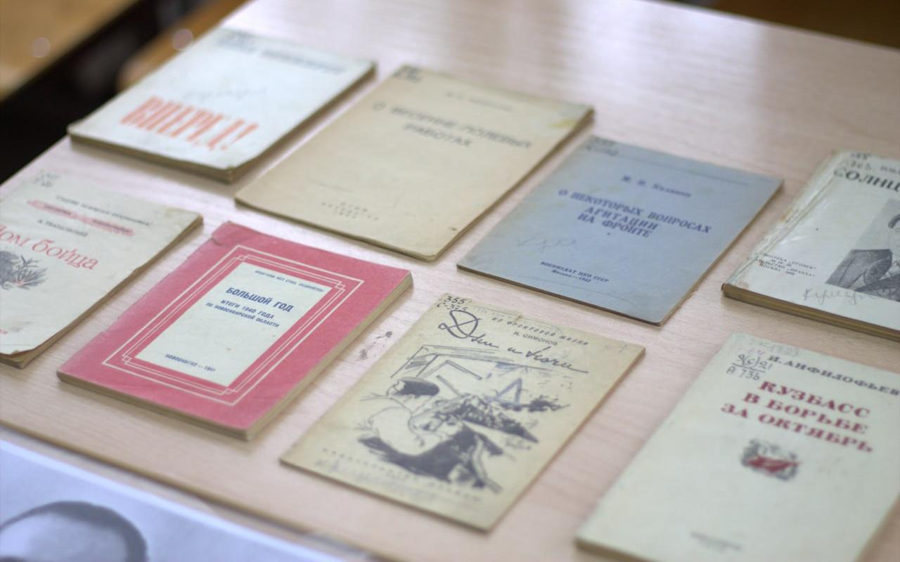 ФОТО к новости: В НГПУ открылась выставка «Маршалы Победы»