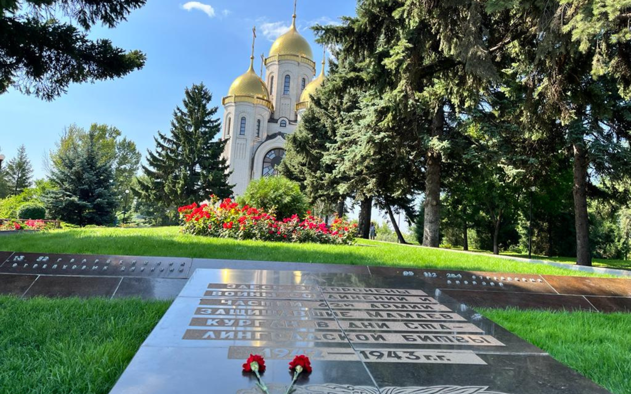 ФОТО к новости: Студенты НГПУ почтили память сибирских солдат в Волгограде
