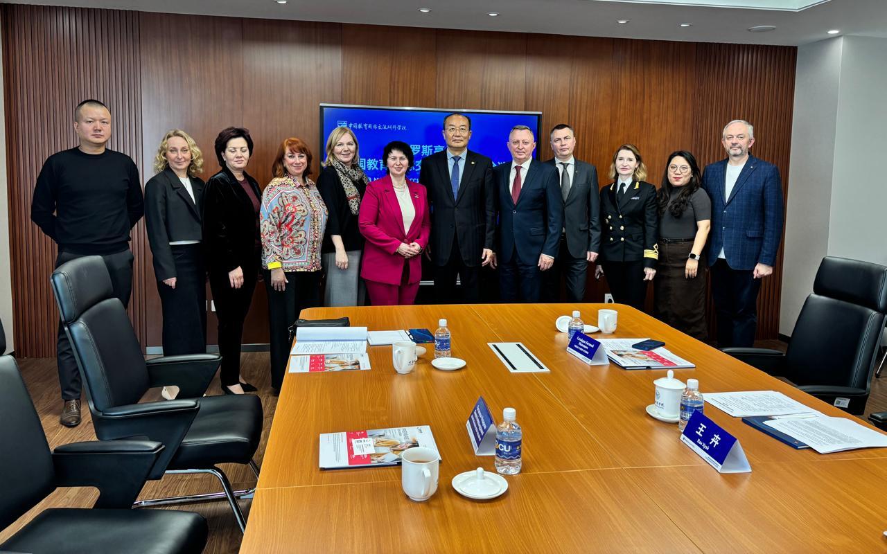 ФОТО к новости: И.о. ректора НГПУ Сергей Нелюбов принимает участие в работе международной образовательной выставки в КНР