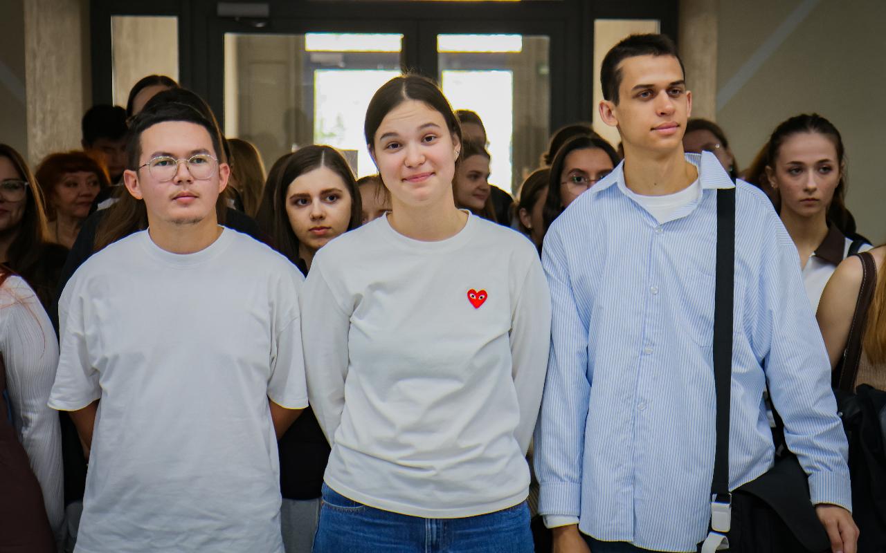 ФОТО к новости: В НГПУ состоялось торжественное поднятие флага Российской Федерации