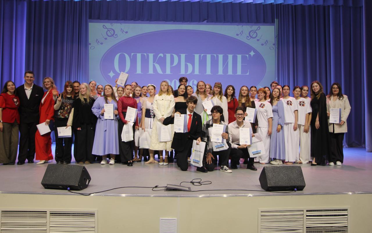 ФОТО к новости: Победительница творческого конкурса в НГПУ прямо на сцене получила предложение руки и сердца