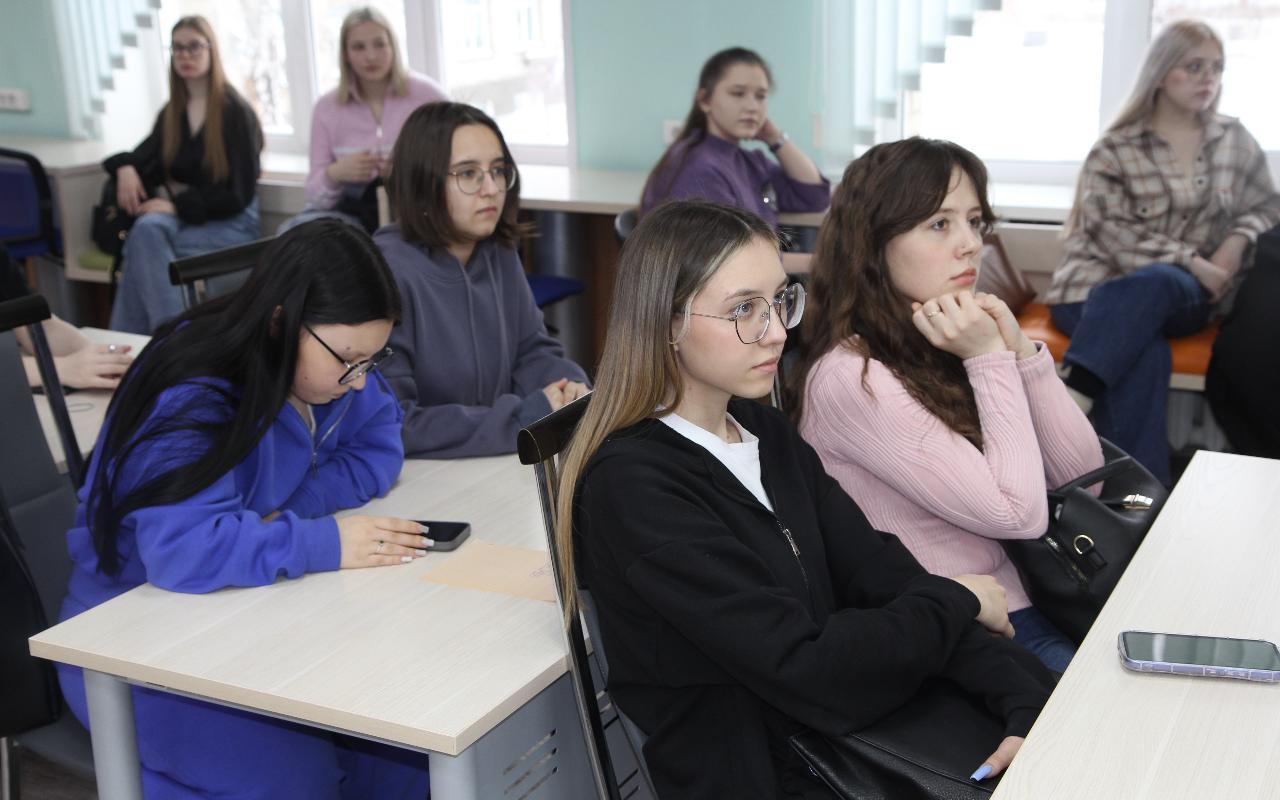 ФОТО к новости: Знать всё про буллинг и уметь ему противостоять: студенты из ЛНР приняли участие в работе дискуссионной площадки в НГПУ