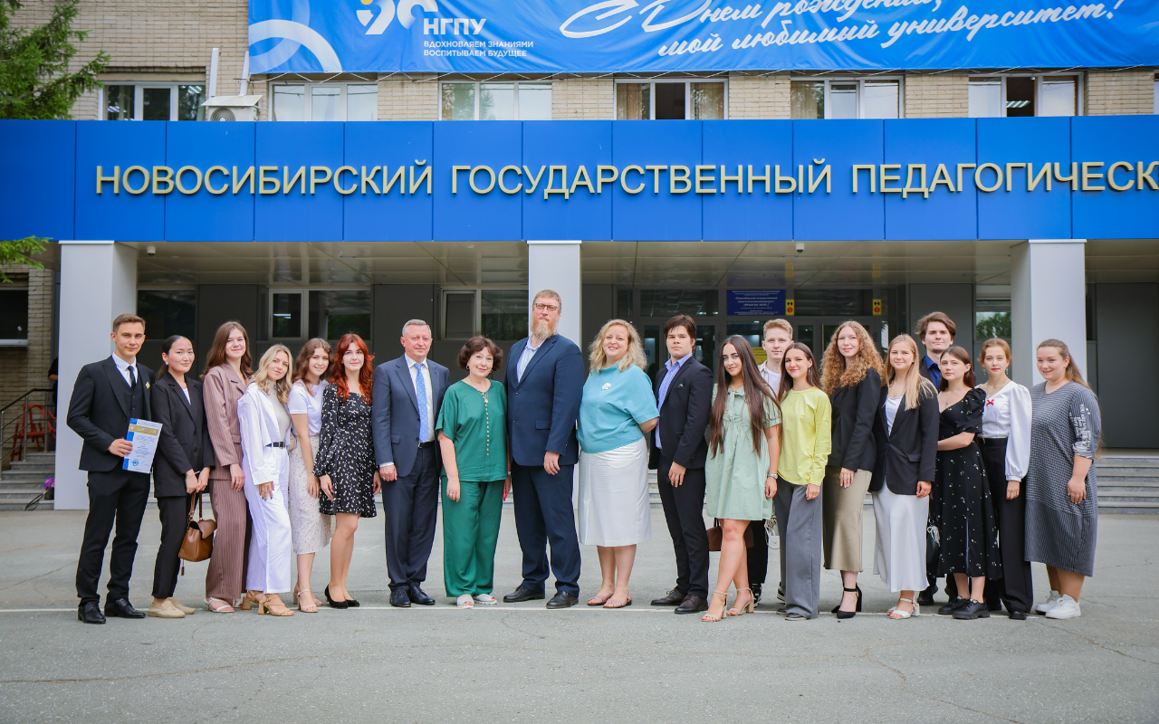 ФОТО к новости: «Гордость НГПУ — будущее России»: в университете состоялся первый ректорский приём для отличников и целевиков выпуска-2025