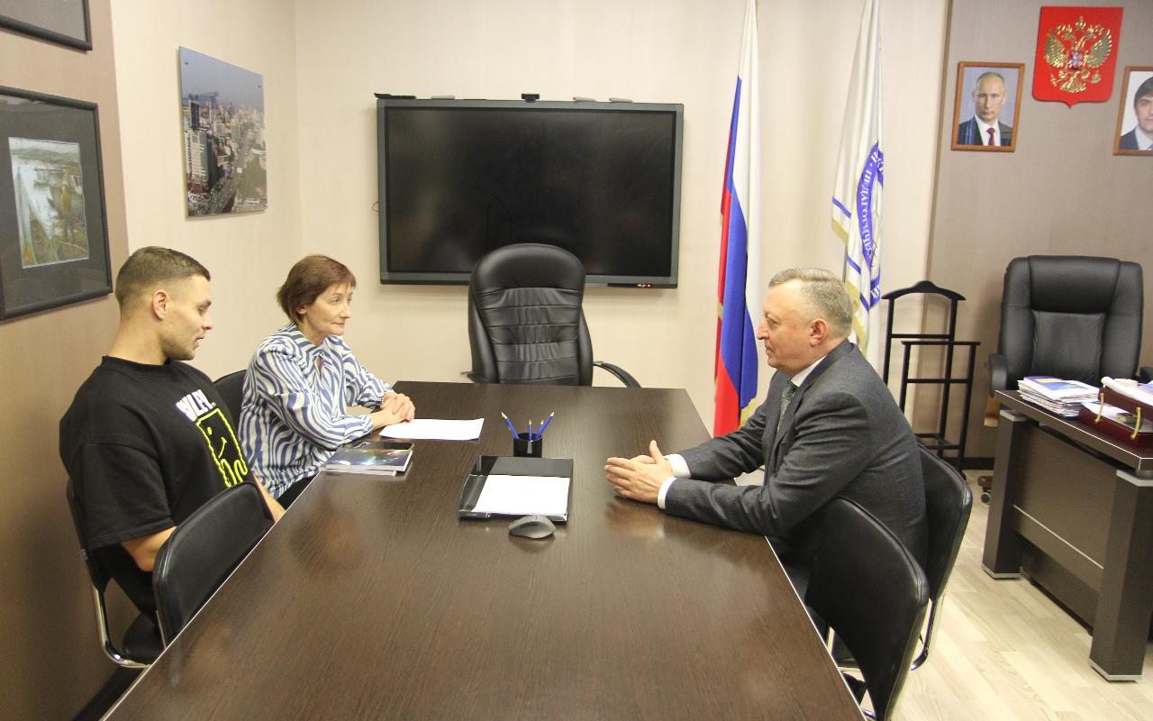 ФОТО к новости: «О чём писал поэт, я вижу своими глазами»: и.о. ректора НГПУ встретился с финалистом Всероссийского конкурса осмысленного чтения – участником СВО, выпускником университета